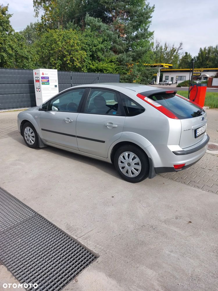 Ford Focus 1.6 Ambiente - 2