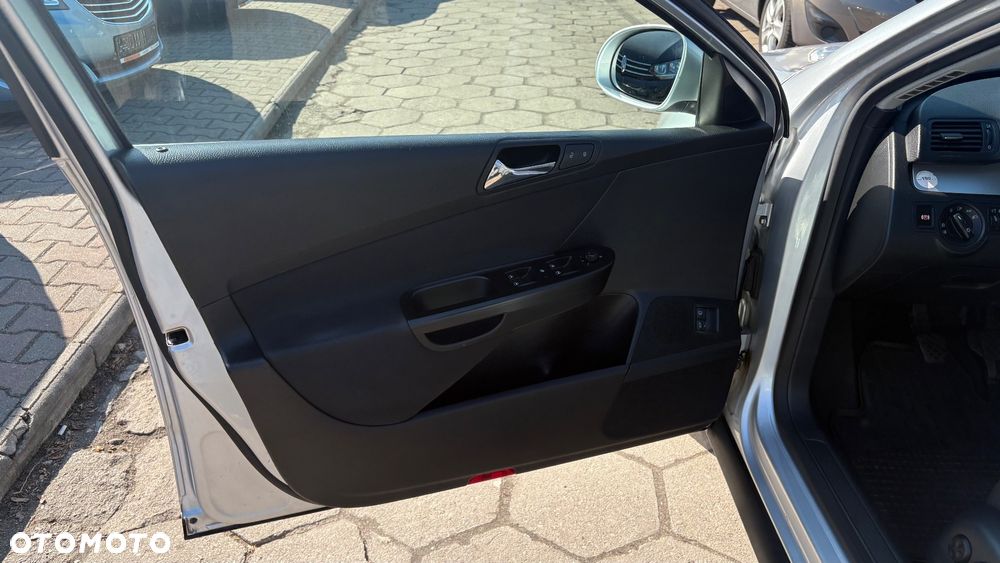 Volkswagen Passat 1.6 FSI Comfortline - 25