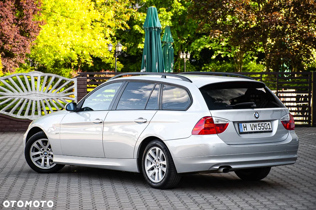 BMW Seria 3 318i Touring - 14