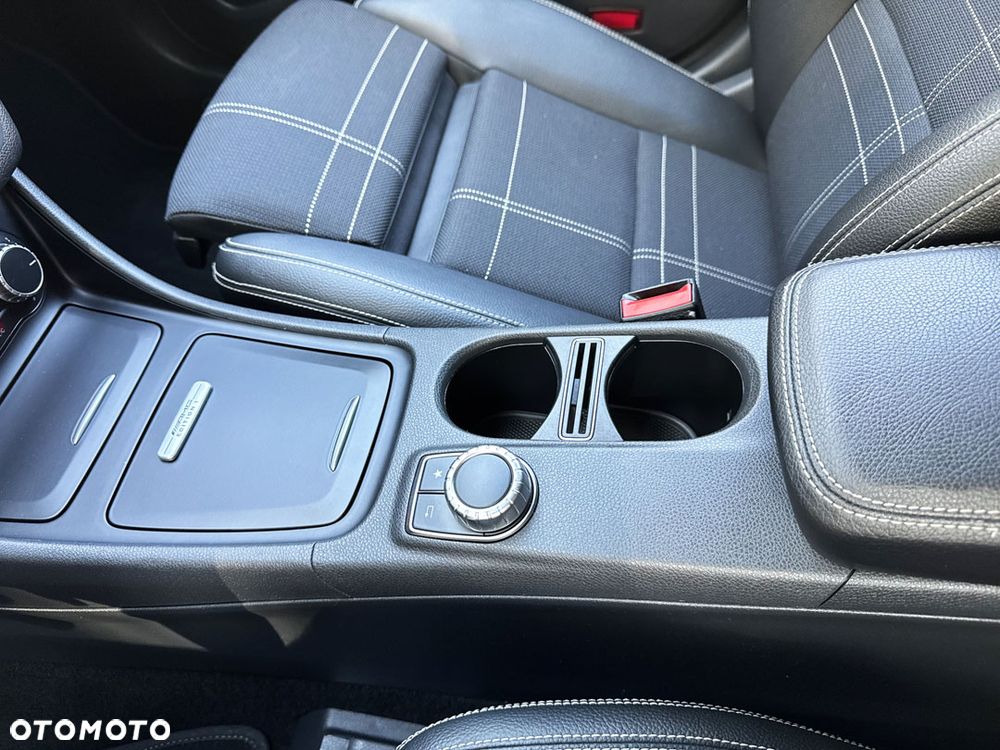 Mercedes-Benz CLA 200 7G-DCT AMG Line - 29