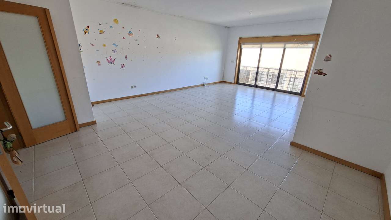 Apartamento T3 com 206m2  Box e 1 lugar estacionamento Pinhal Novo - Grande imagem: 2/17