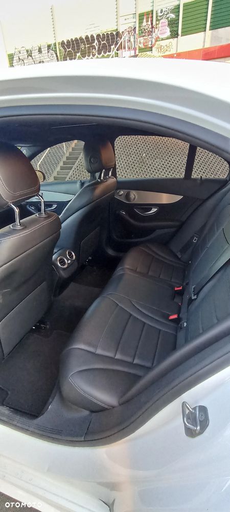 Mercedes-Benz Klasa C 300 T 9G-TRONIC AMG Line - 13
