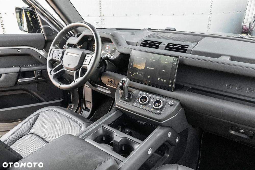 Land Rover Defender 110 D250 X-Dynamic SE - 12