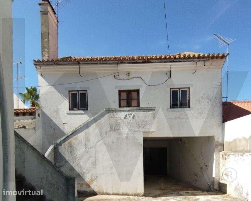 Moradia T2 + 1 com adega, anexos, pomar e furo para venda na Carreguei - Grande imagem: 2/33
