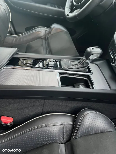 Volvo XC 60 D4 AWD R-Design - 22
