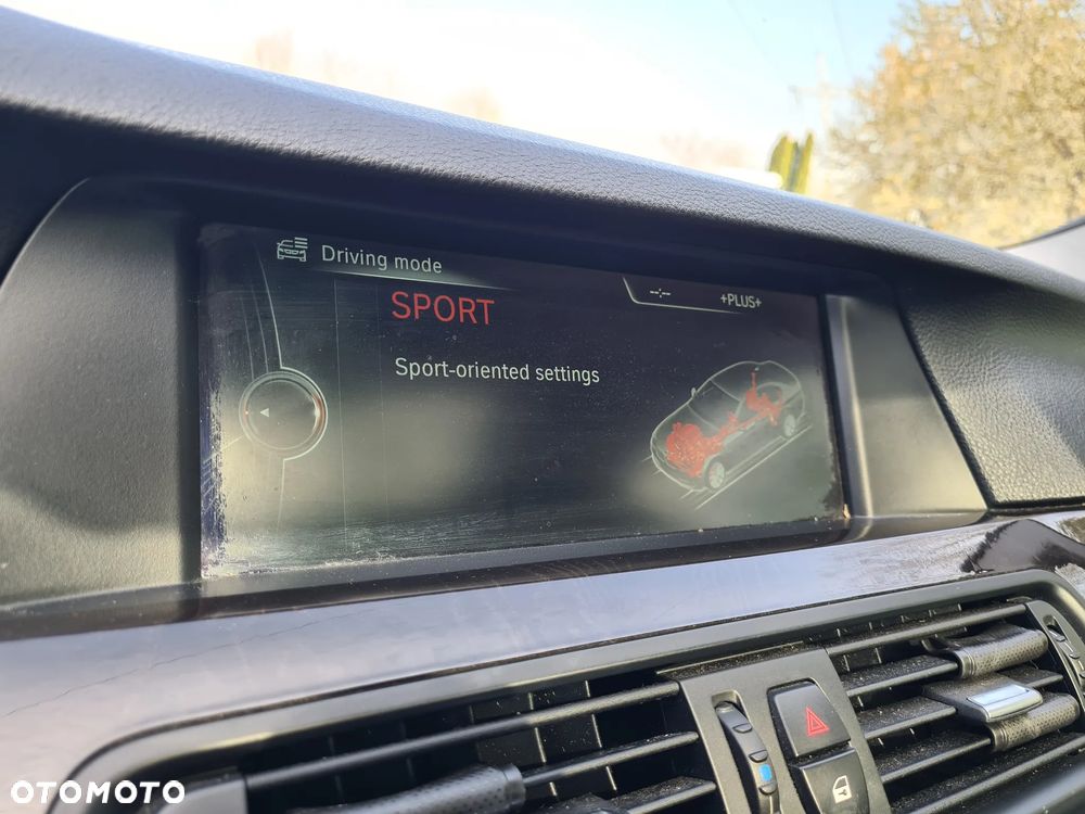 BMW Seria 5 528i xDrive Sport-Aut - 34
