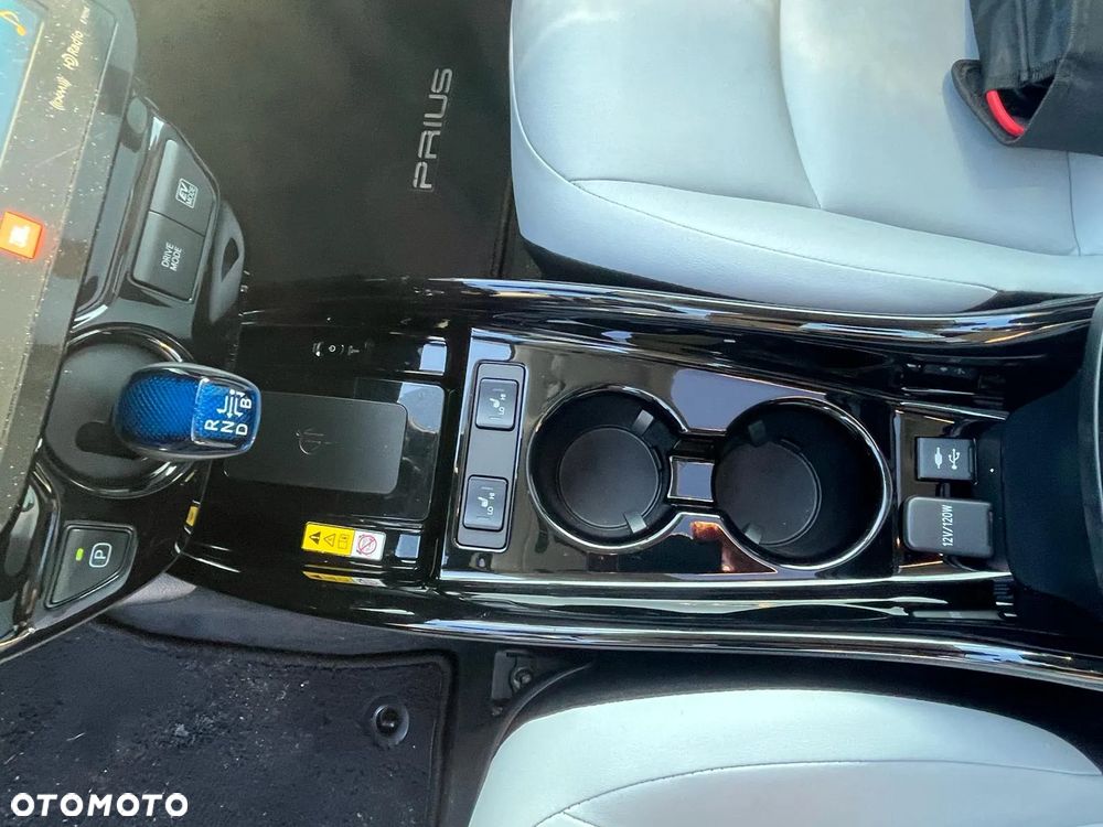 Toyota Prius Hybrid Executive - 28