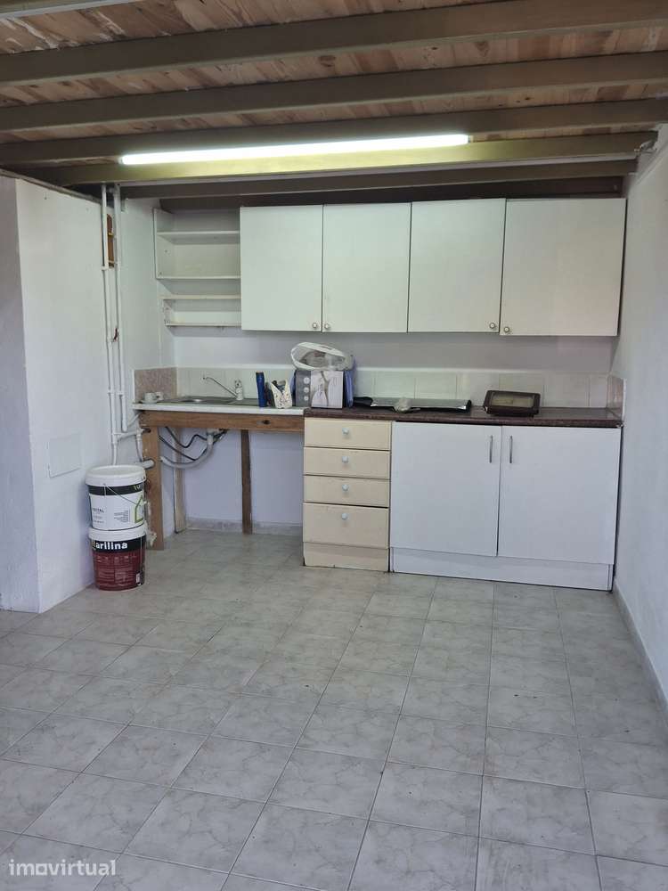 Garagem com saída para a rua. Transformada em loft. Bem localizada. - Grande imagem: 3/9