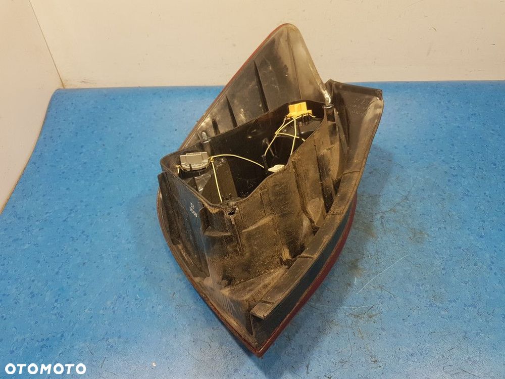 TOYOTA COROLLA VERSO I LAMPA TYŁ PRAWA ZEWNĘTRZNA - 11