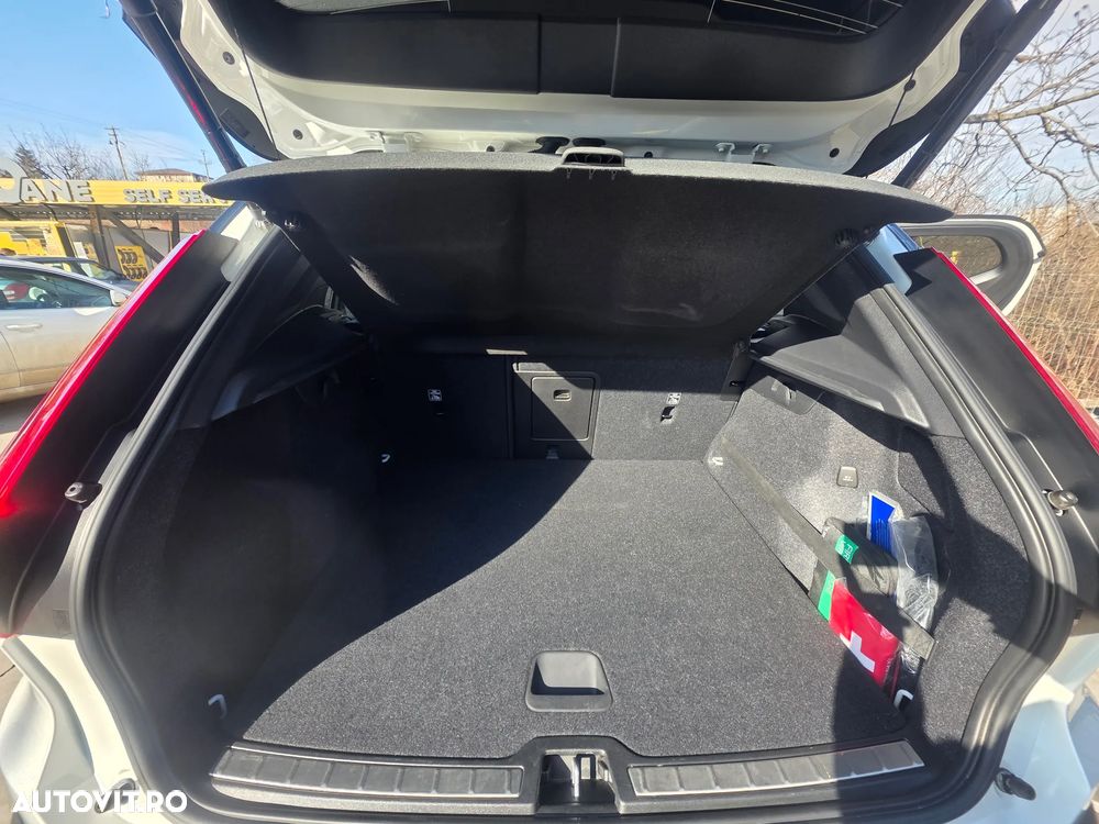 Volvo XC 40 B4 AT8 AWD Mild Hybrid Inscription - 8