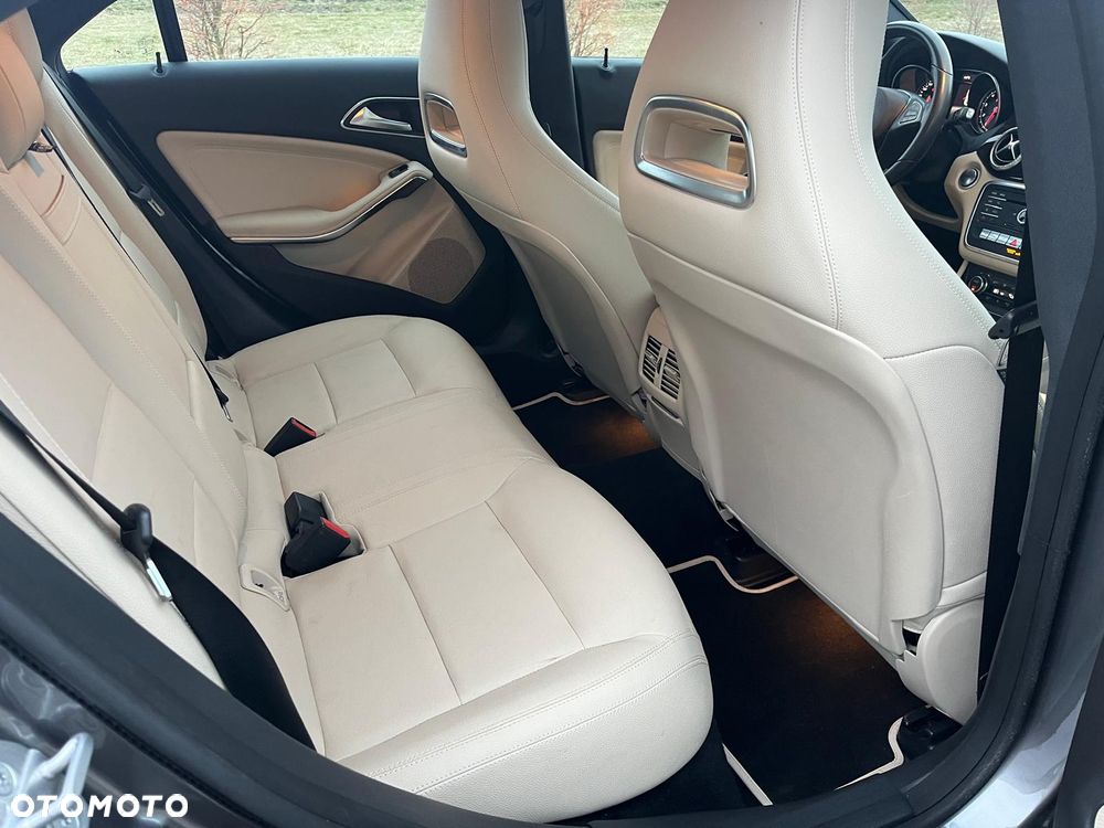Mercedes-Benz CLA 250 4Matic 7G-DCT - 15