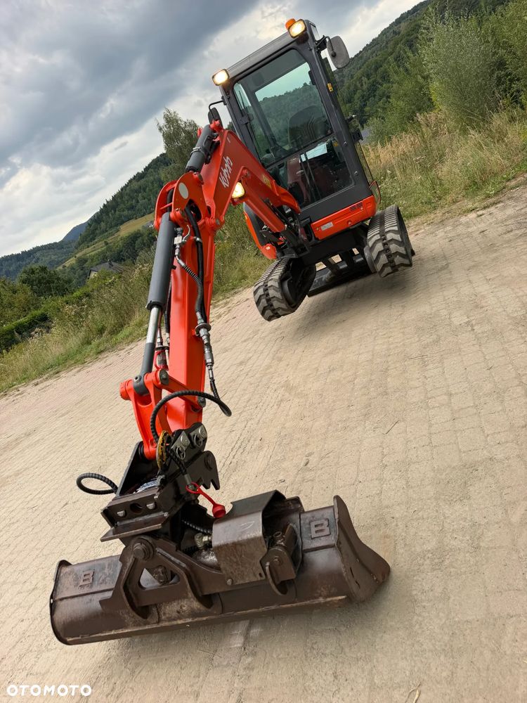 Kubota U27 Minikoparka koparka gąsienicowa 2.8 tony. jak Nówka sztuka z salonu! 2017 rok. 1570mtg. Przywieziona z Gospodarstwa Norweskiego! Zadbana Maszyna ani deka luzów i wycieków. Aktualna Dekra dokumentacja BMWT! Łyżka skarpowa uchylna Hydrauliczna! Szybka wolna jazda. Zamki na tłokach. Wersja Norweska!! OKAZJA Tanio - 23