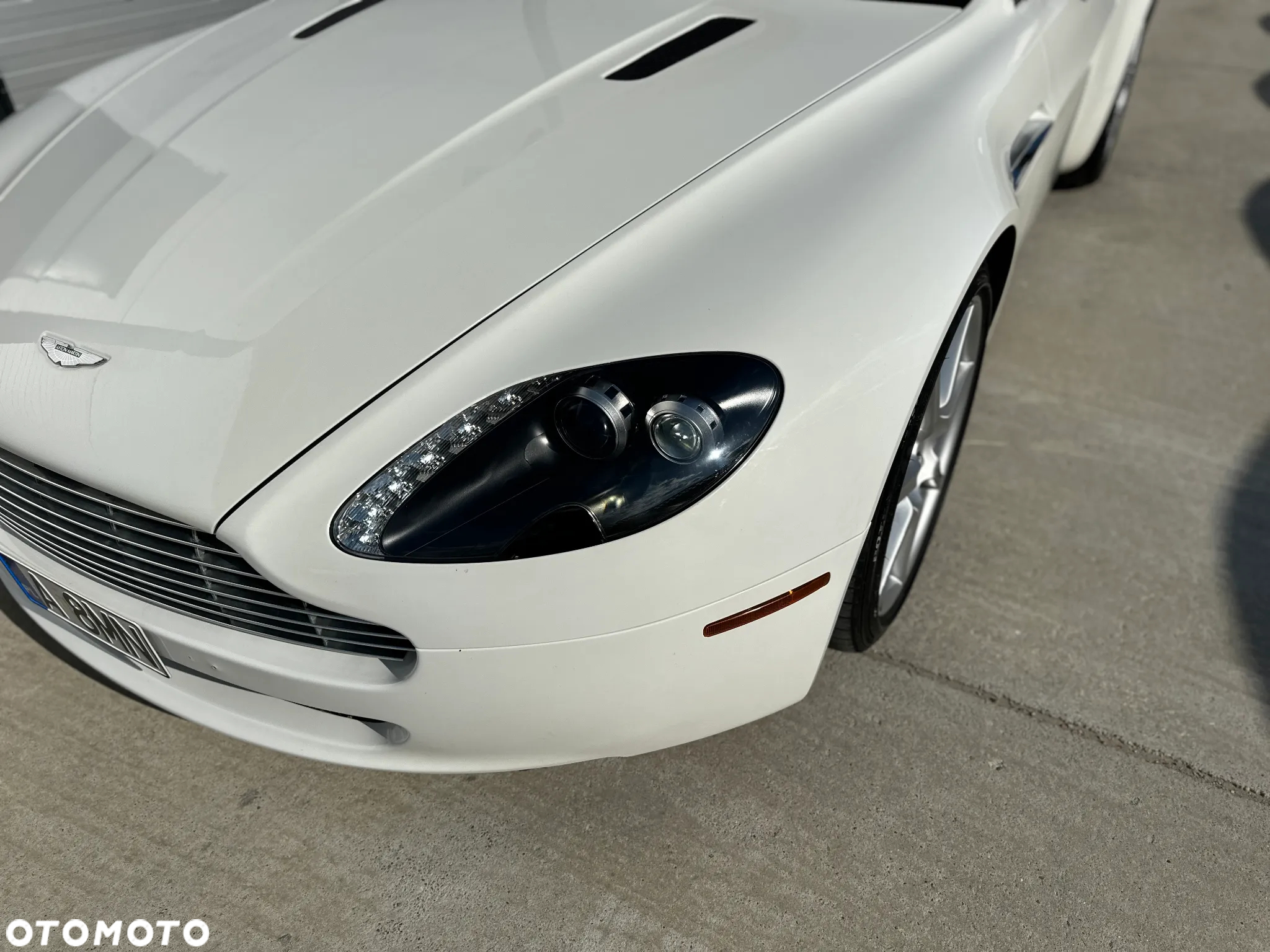 Aston Martin V8 Vantage Sportshift - 11