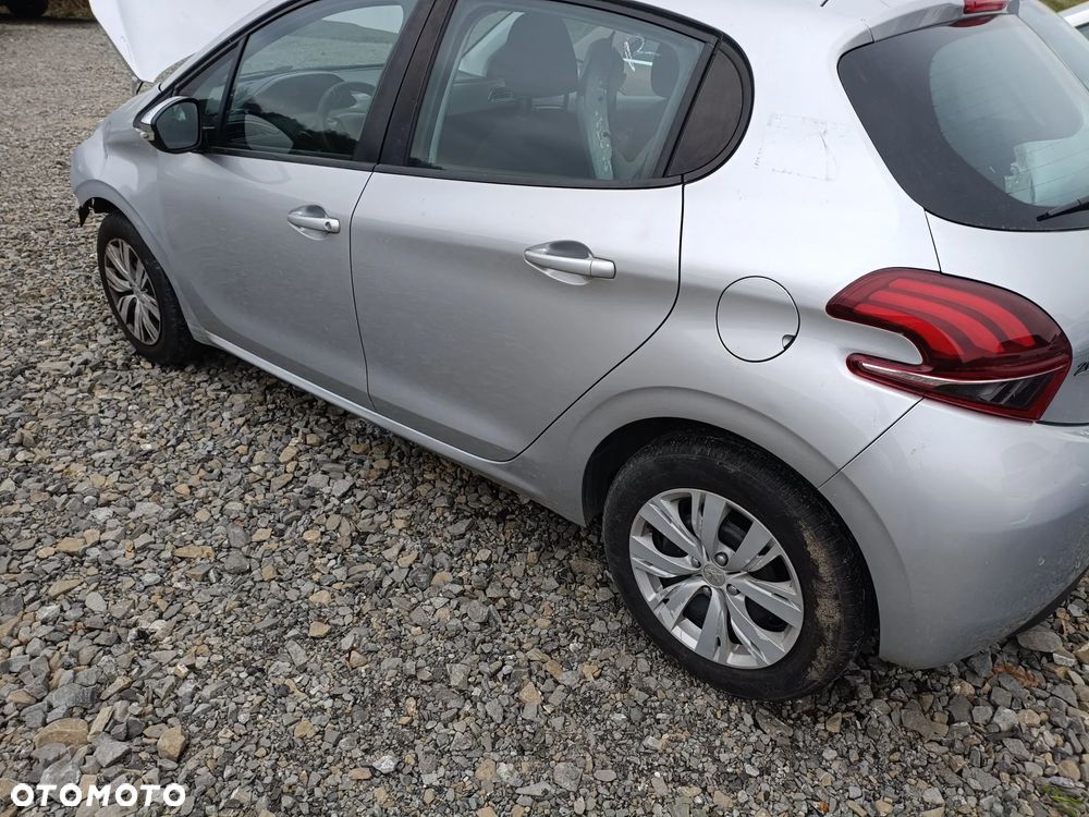 Peugeot 208 - 8