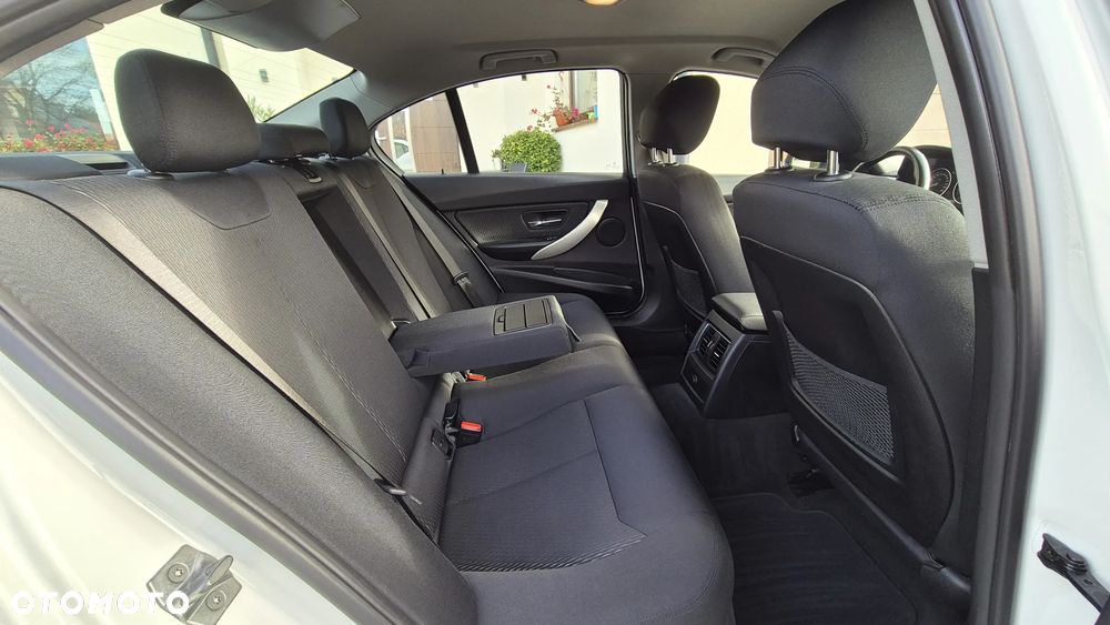 BMW Seria 3 318i Luxury Line - 8