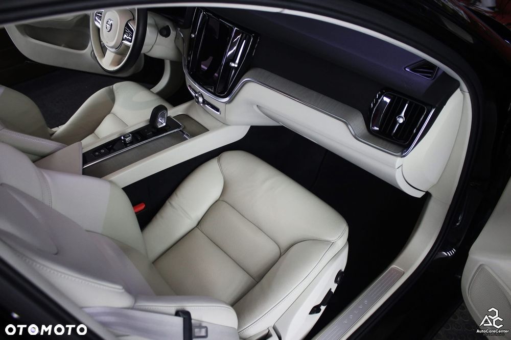 Volvo S60 B5 B AWD Plus Dark - 8