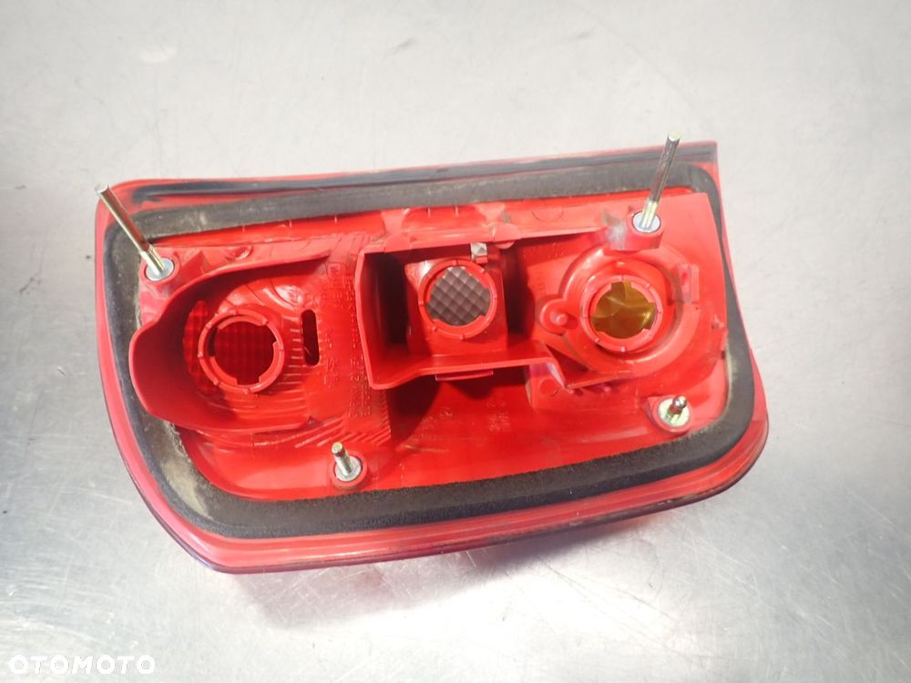 LAMPA PRAWA TYLNA TOYOTA RAV4 II 2.0 D - 4