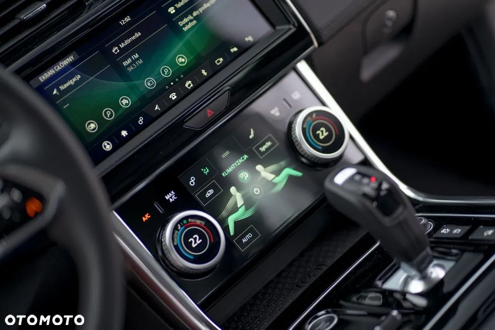 Jaguar XE 2.0 D180 HSE - 27