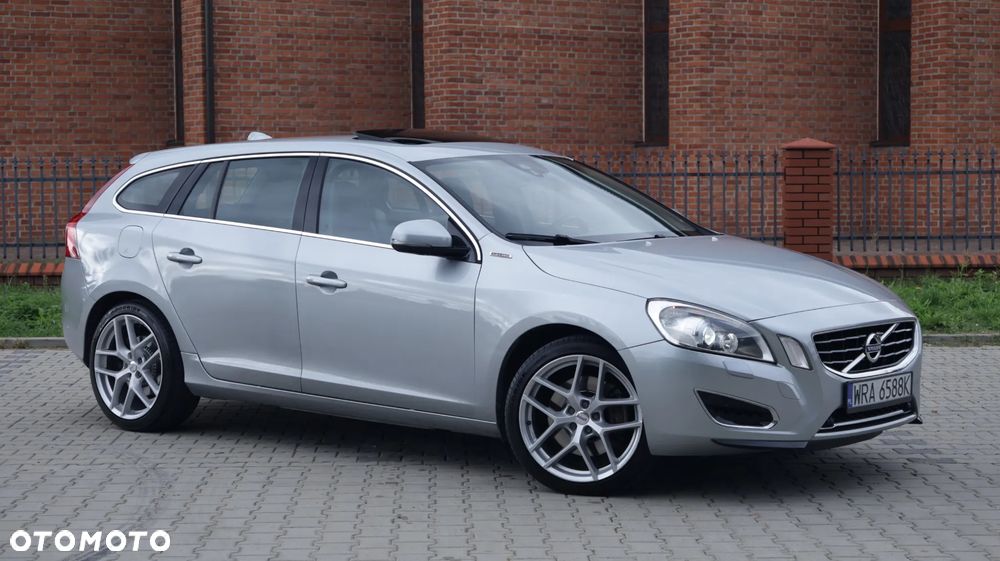 Volvo V60 D6 AWD Plug-in Hybrid R-Design Summum - 6