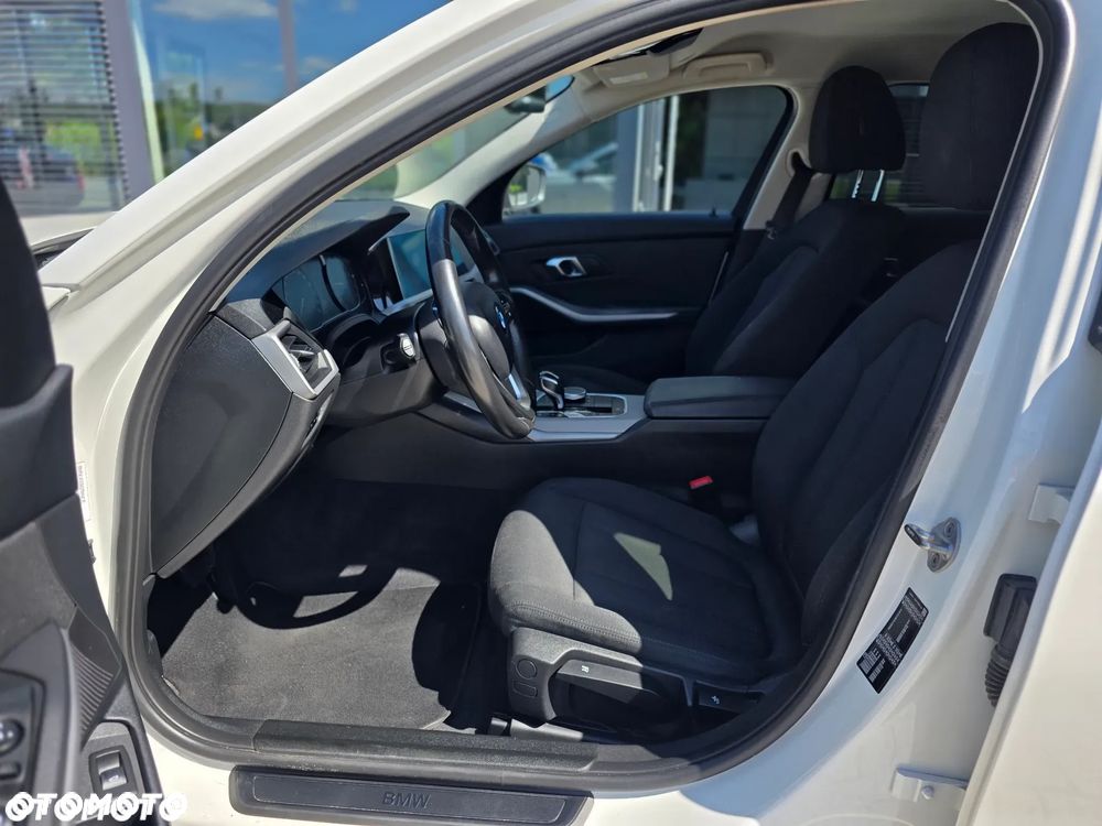 BMW Seria 3 318i Sport - 29