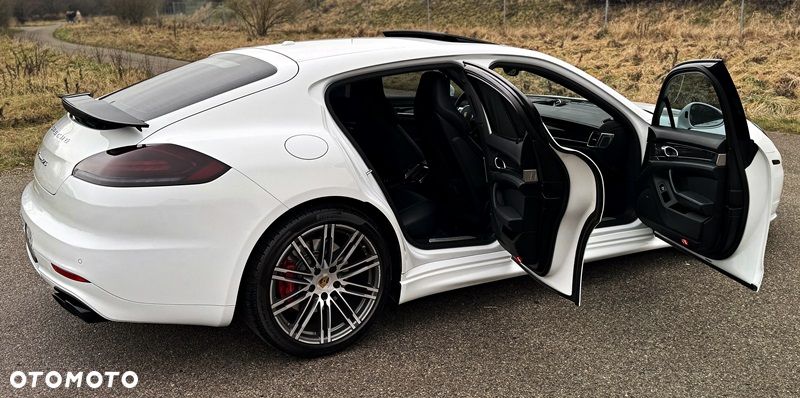 Porsche Panamera GTS PDK - 10