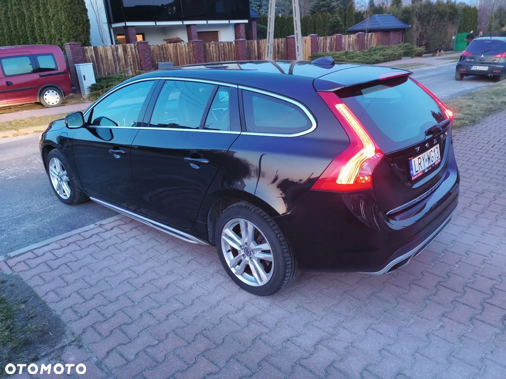 Volvo V60 D6 AWD Plug-in Hybrid R-Design Momentum - 3