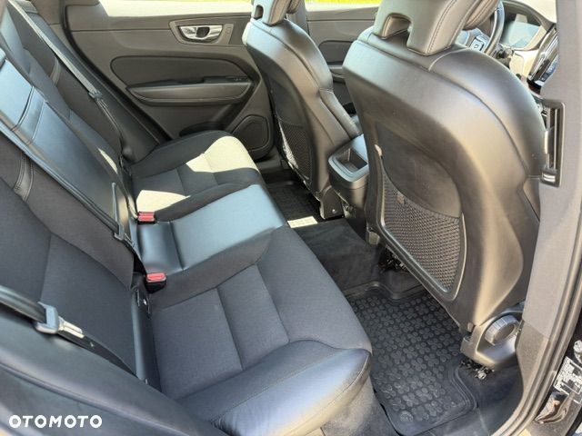 Volvo XC 60 T5 Momentum Pro - 27