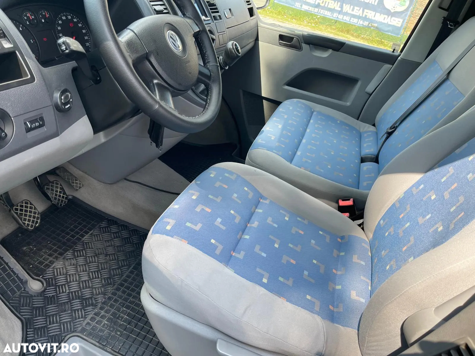 Volkswagen Caravelle - 8