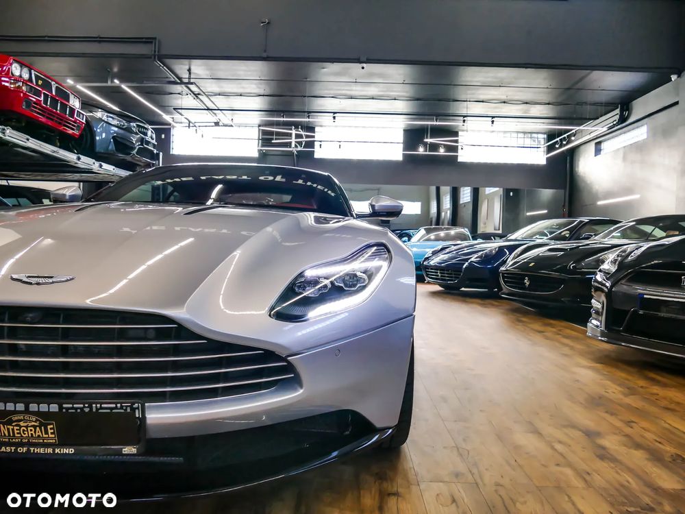 Aston Martin DB11 V12 AMR - 28