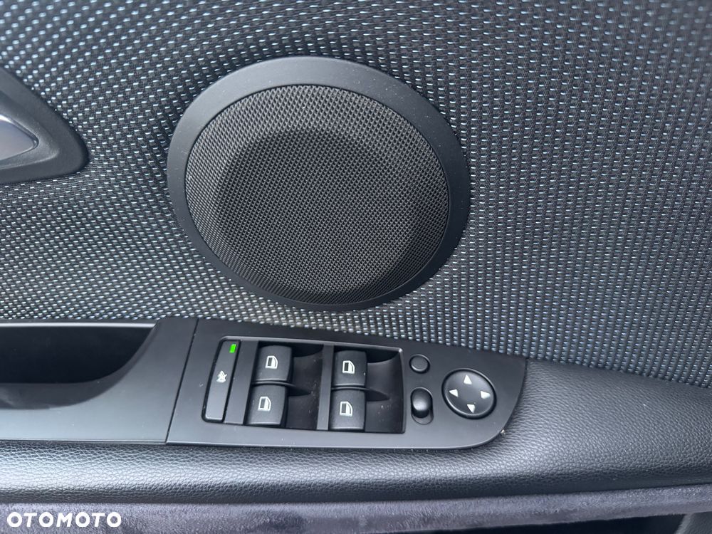 BMW Seria 3 320d DPF Touring - 15