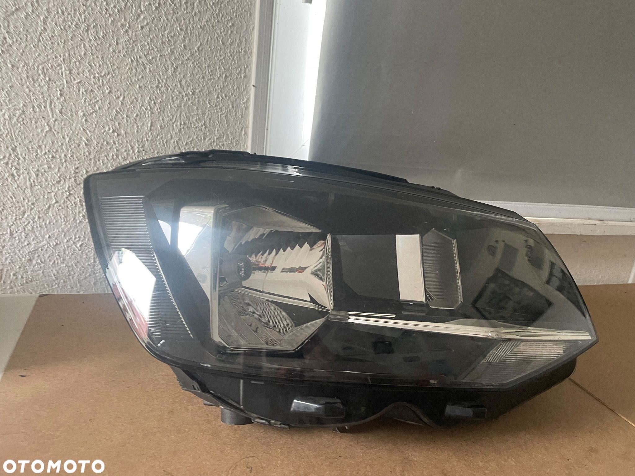 LAMPA REFLEKTOR prawy VW T6 7E1941016L cala - 1