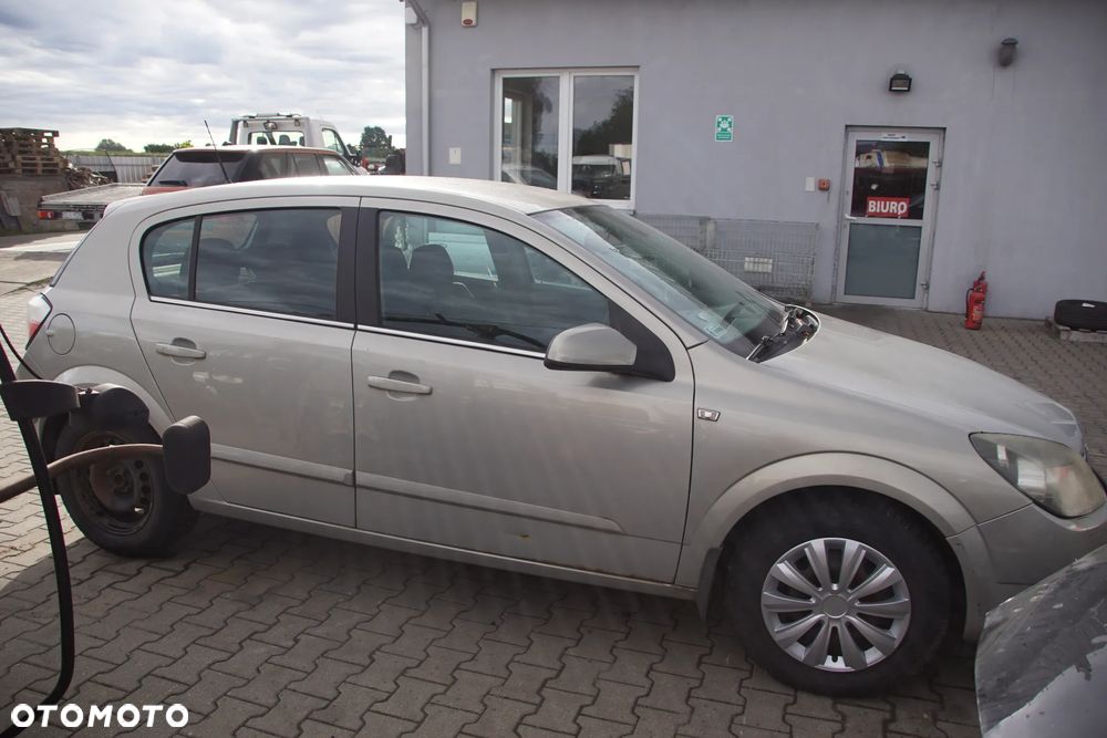 Auto na części - Opel Astra III H 1.6 105 KM Z16XEP F17 Z167 2004R Silnik Skrzynia Drzwi Maska Błotnik Zderzak Klapa Lampa Lusterko Klamka Szyba Deska Kokpit Sterownik Moduł Czujnik Licznik Wyświetlacz Panel Kierownica - 8