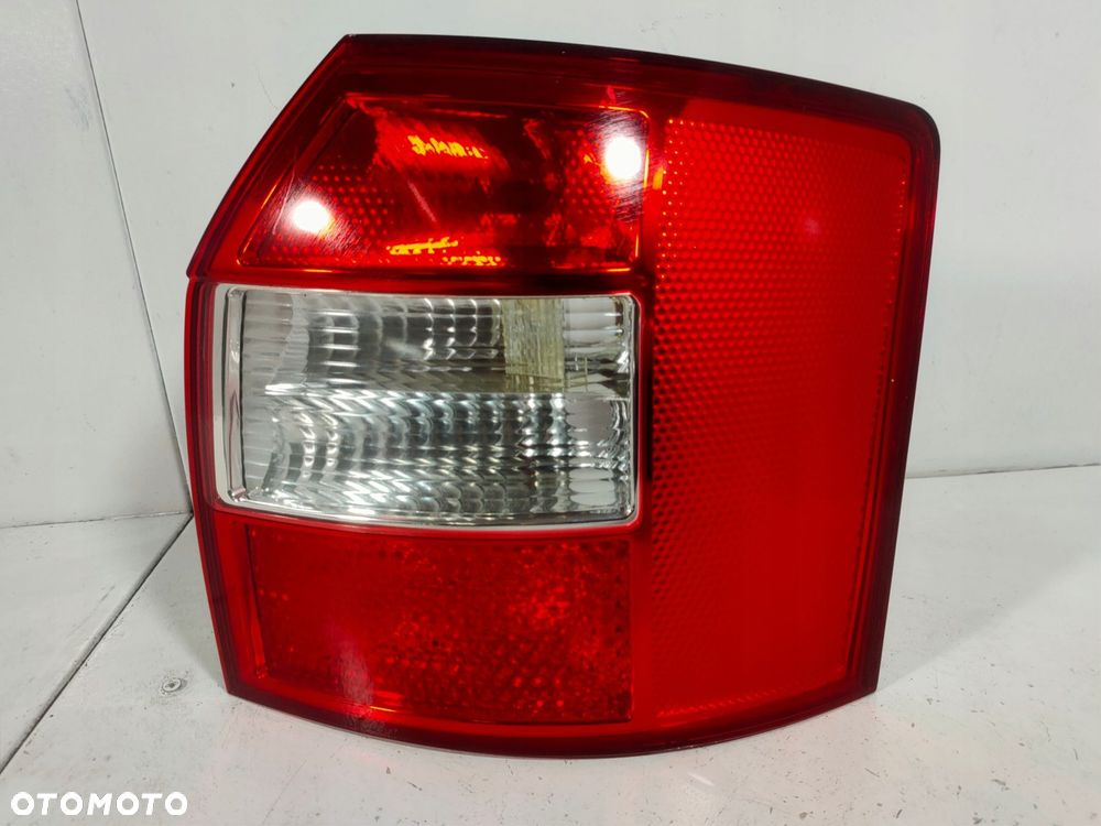 lampa prawa tył audi a4 b6 kombi ładna - 1