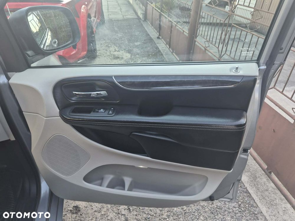 Chrysler Town & Country 3.6 Limited - 29