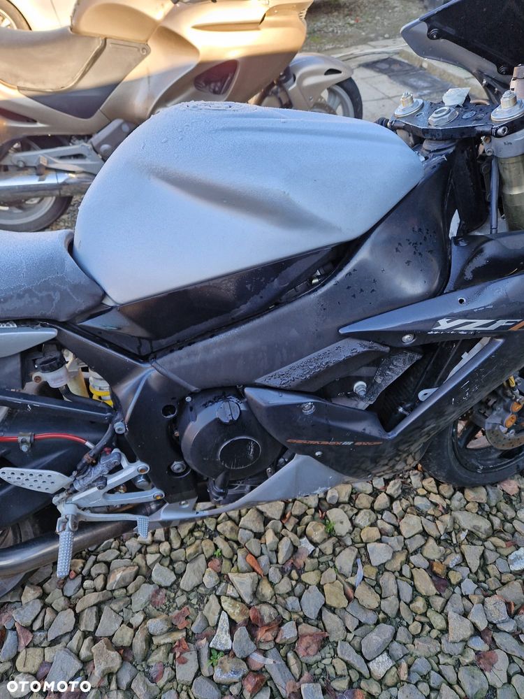 Yamaha R1 - 4