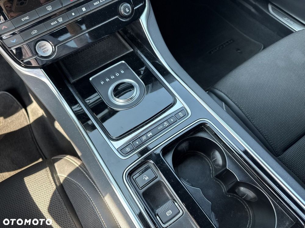 Jaguar XE - 17