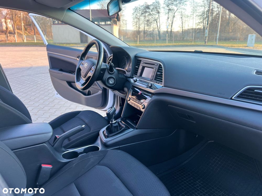 Hyundai Elantra 1.6 Comfort - 22