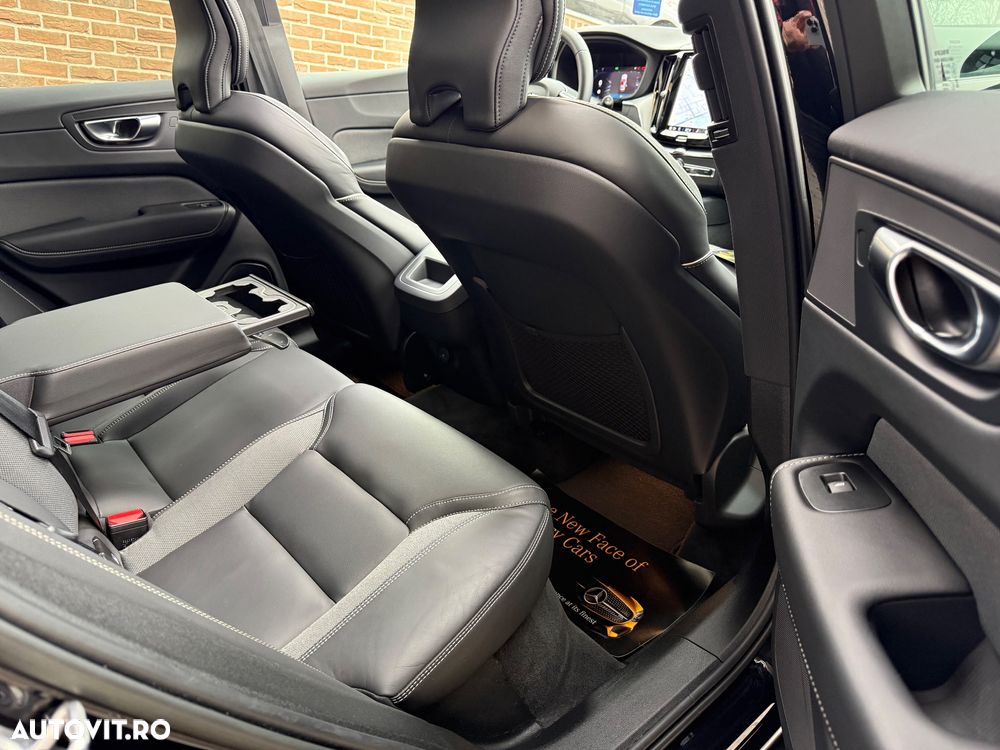 Volvo XC 60 B4 MHEV AT AWD Ultimate Dark - 20