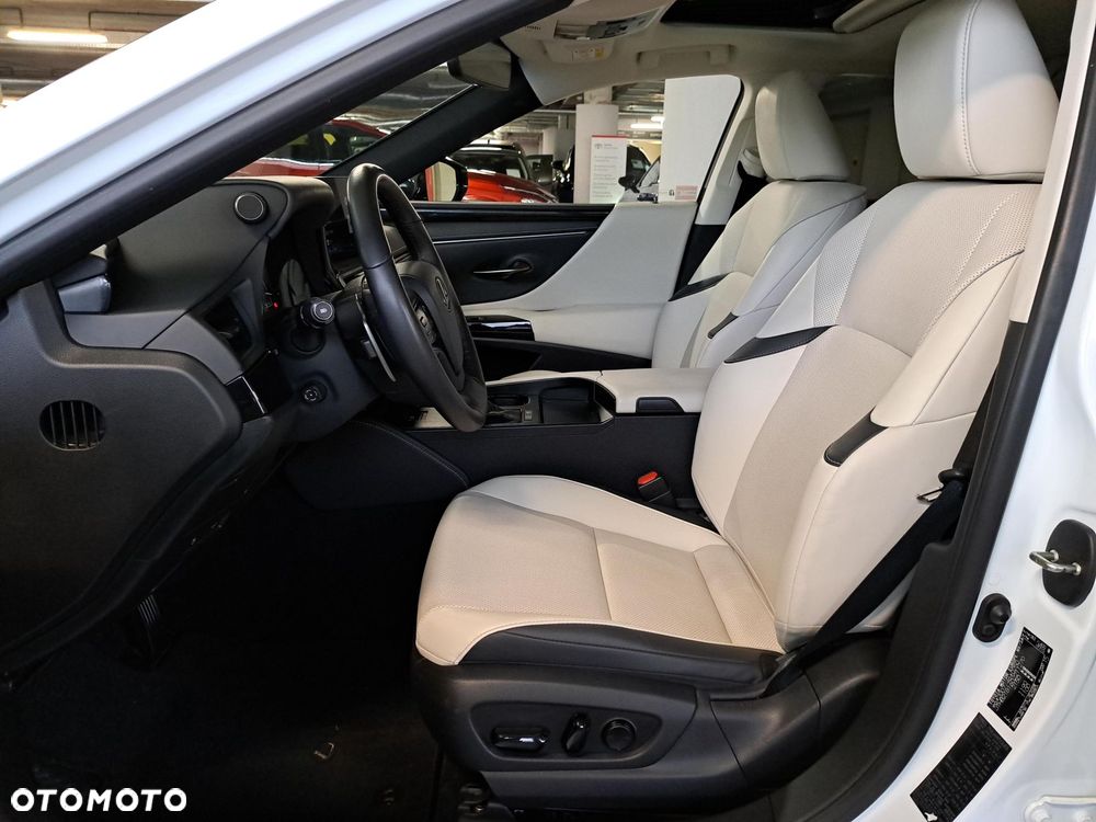 Lexus ES 300h F Sport Design - 32