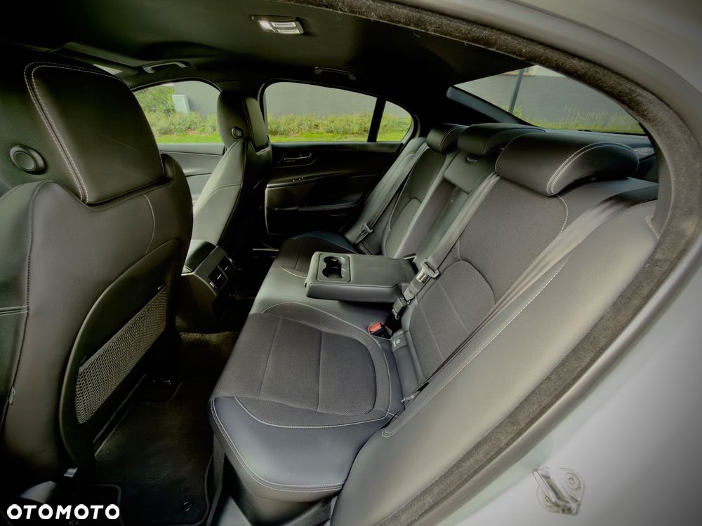 Jaguar XE 2.0 D R-Sport - 29