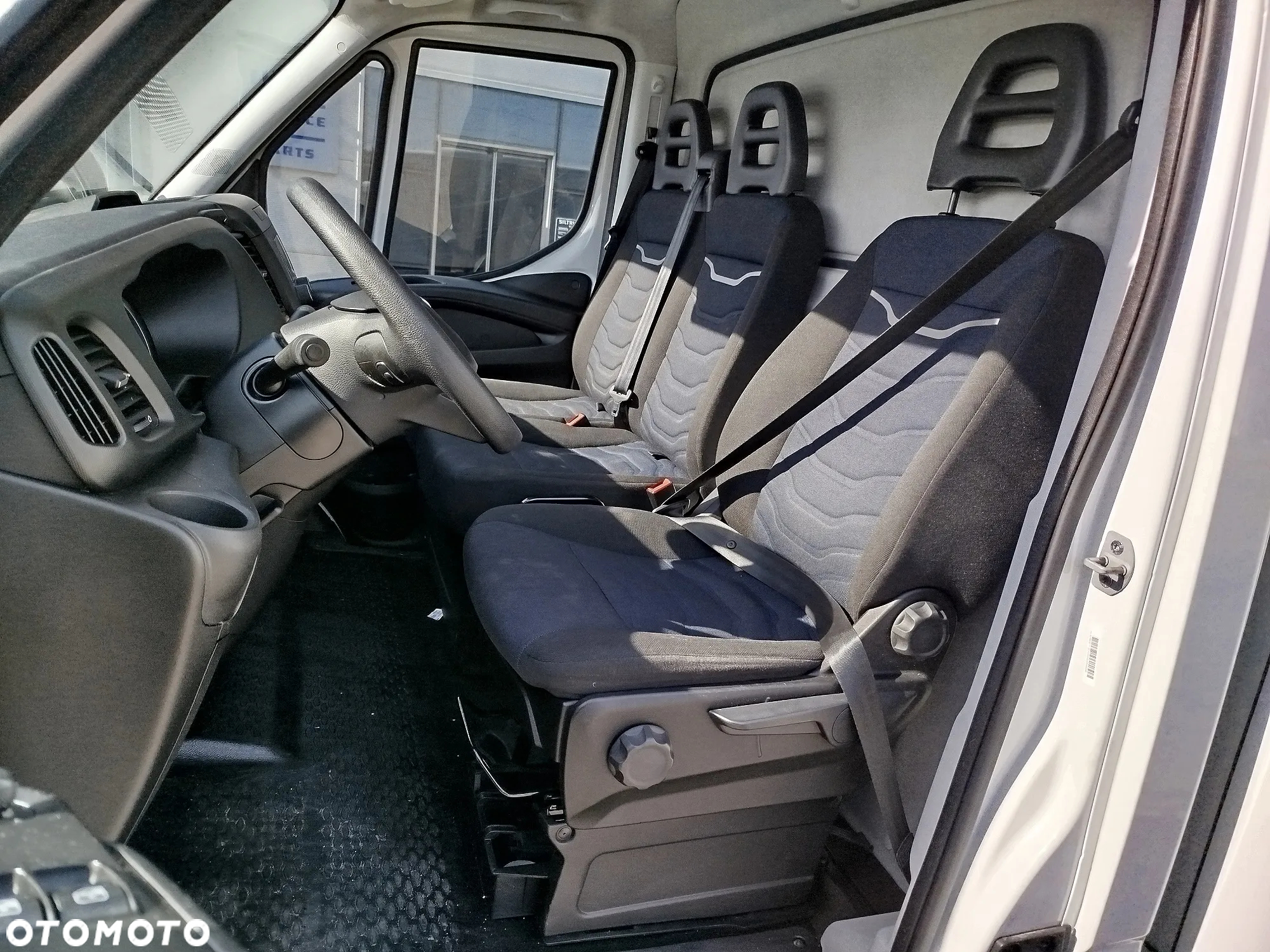 Iveco DAILY 35C16 KONTENER Z WINDĄ (750kg) - 11