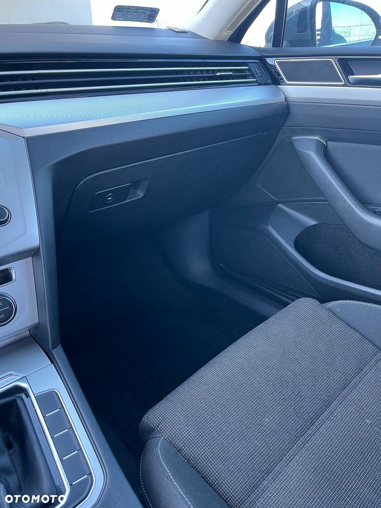 Volkswagen Passat - 12