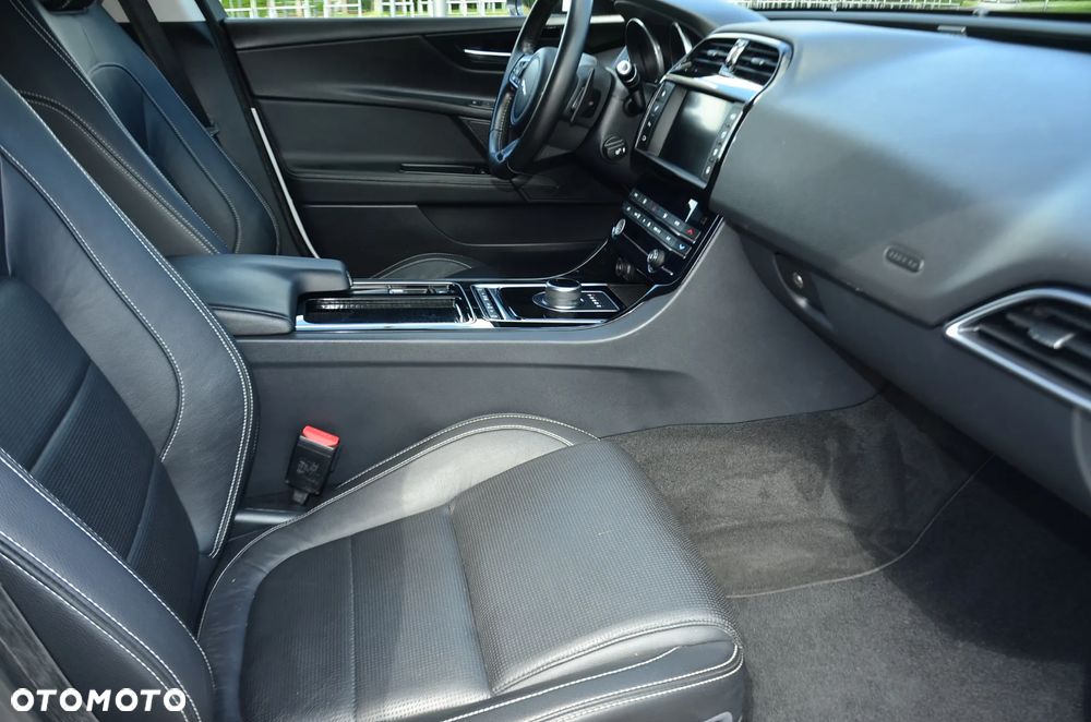 Jaguar XE 2.0 D Prestige - 26