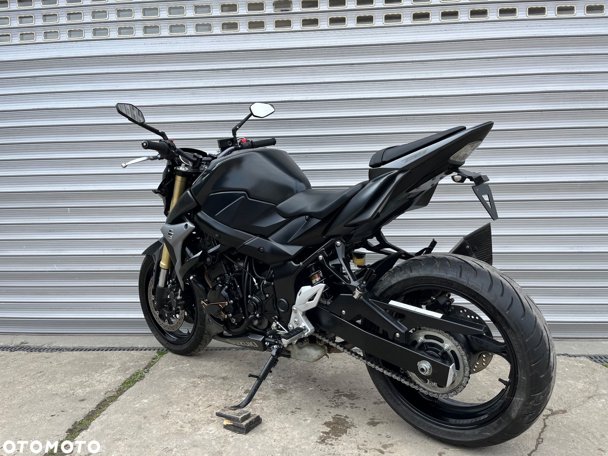 Suzuki GSR - 18
