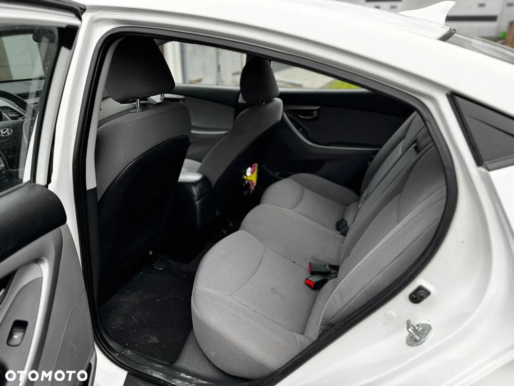 Hyundai Elantra - 23