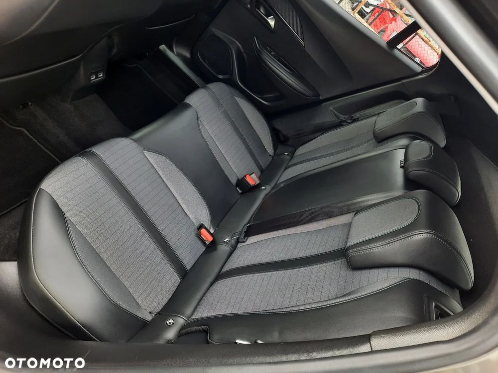 Peugeot 2008 1.2 Pure Tech GPF Allure S&S EAT6 - 17