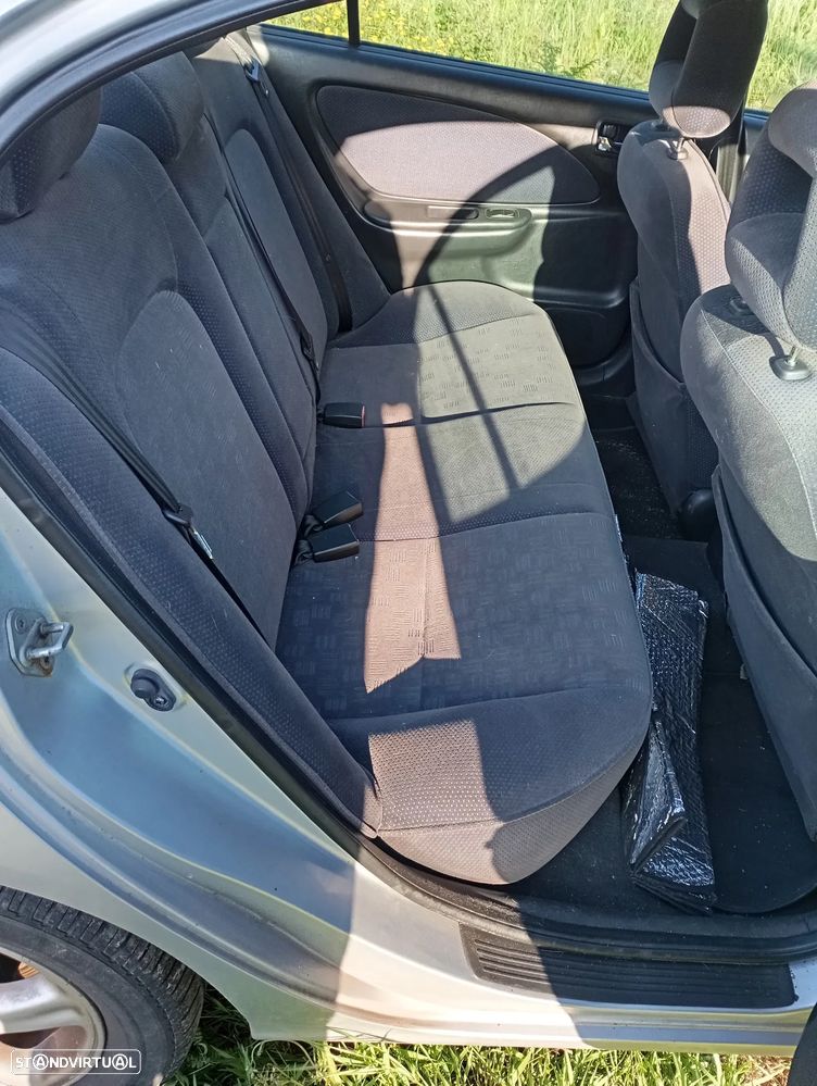 Toyota Avensis S/D 1.6 Executive - 11