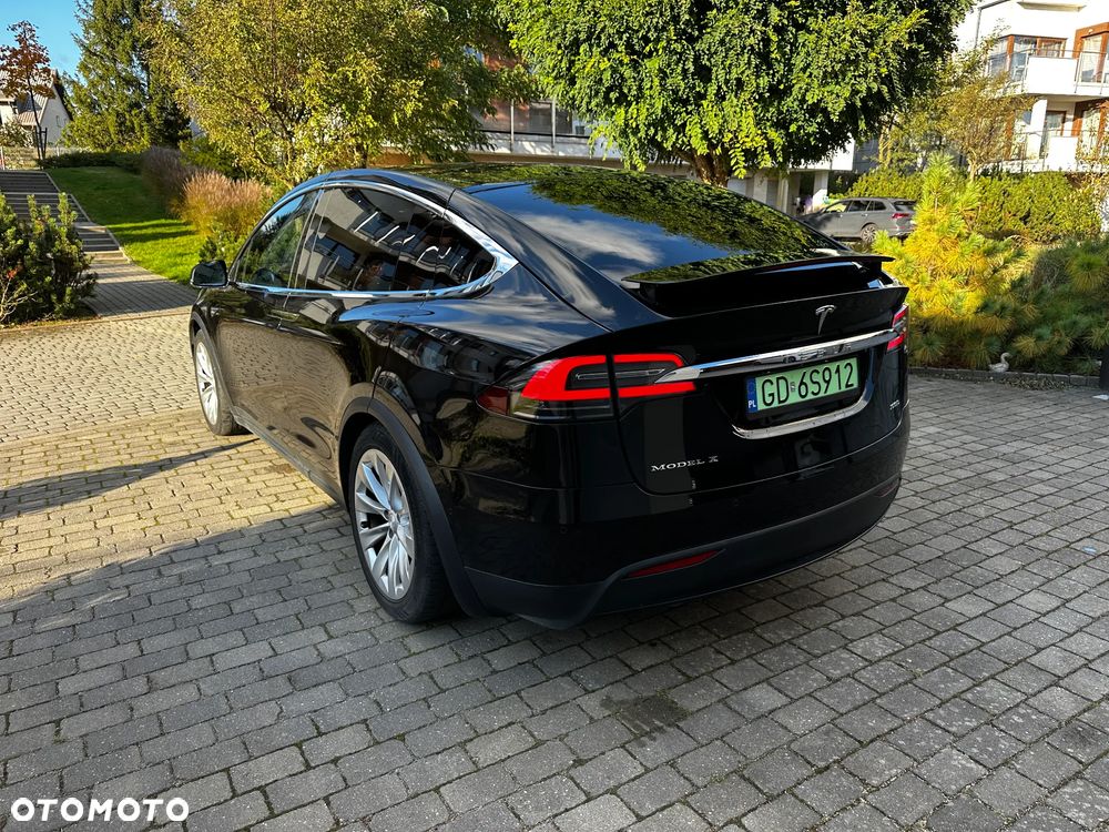 Tesla Model X - 11