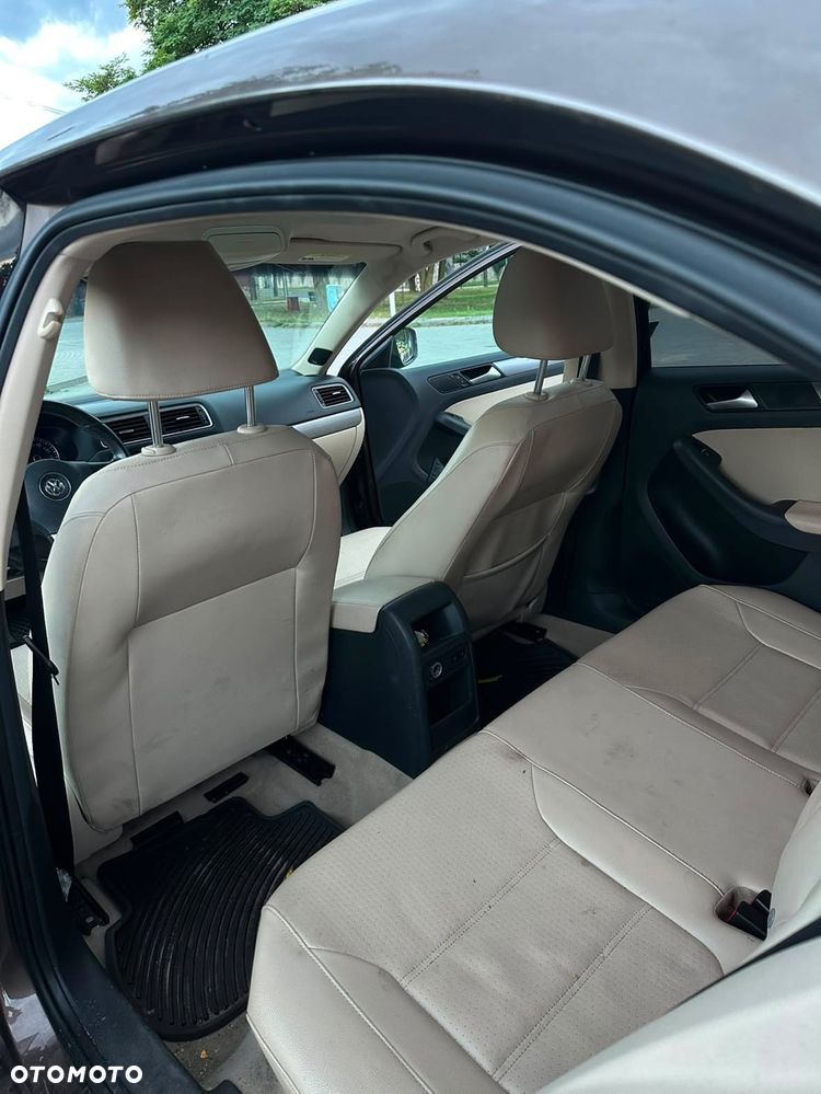 Volkswagen Jetta 2.0 TDI Highline DSG - 3