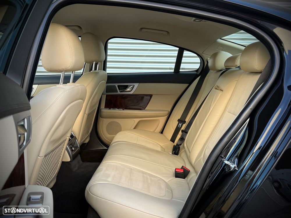 Jaguar XF 2.2 D Premium Luxury - 11